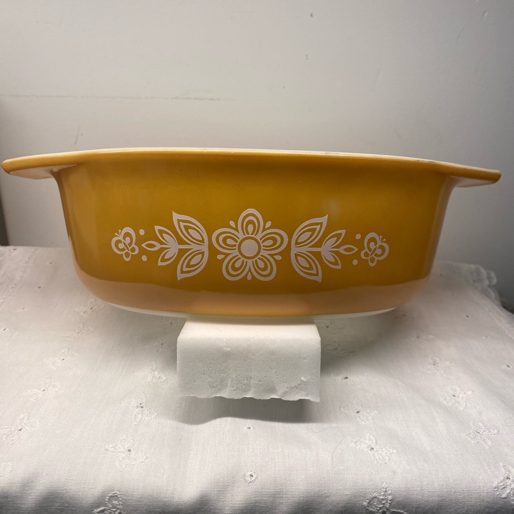 Vintage Pyrex Butterfly Gold Casserole dish. #043  1 1/2 Quart. Oven ware.
